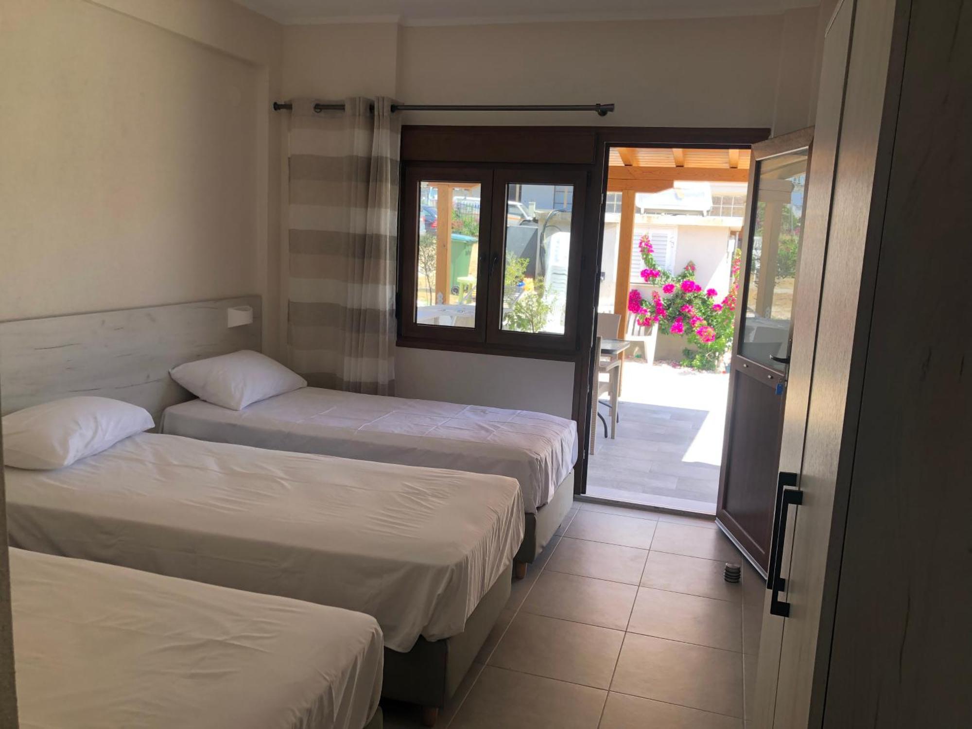 Daniela Apartments Nea Roda Luaran gambar