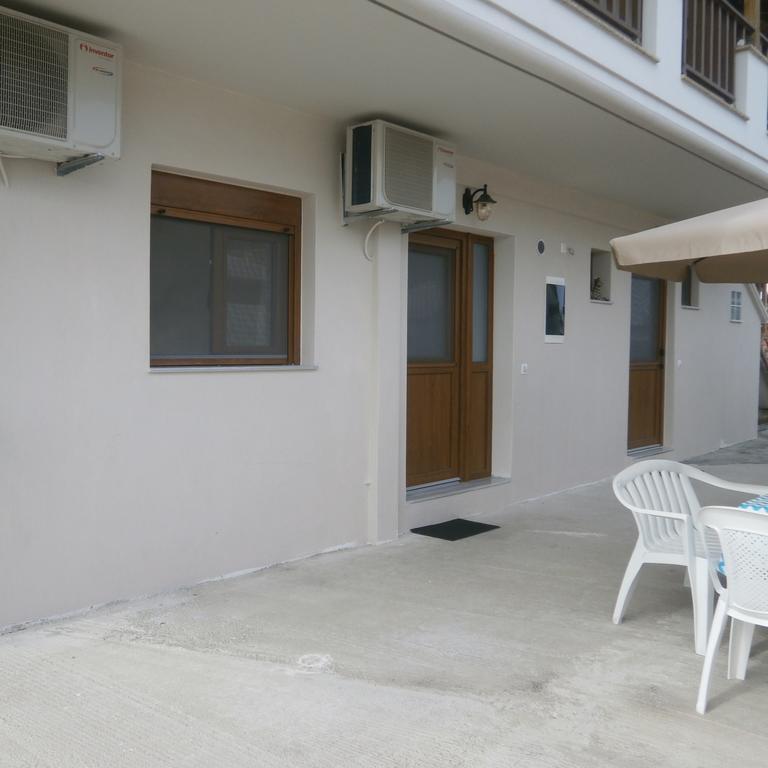 Daniela Apartments Nea Roda Luaran gambar